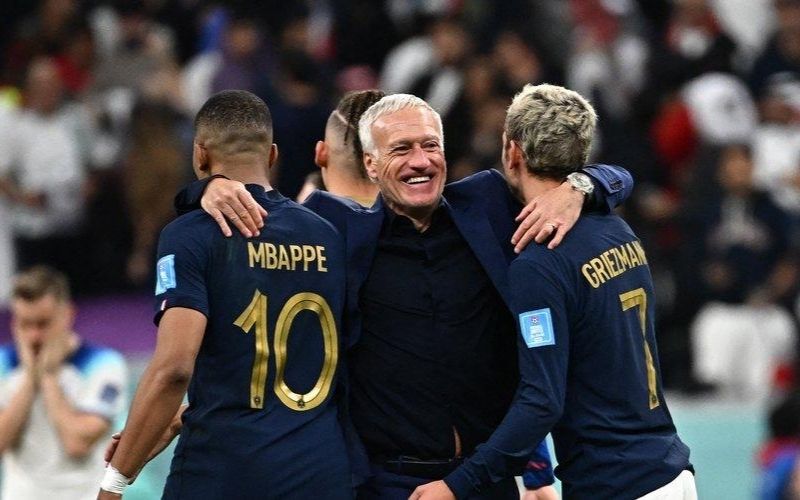 Thách thức và áp lực khi khoác áo Les Bleus ở độ tuổi trẻ