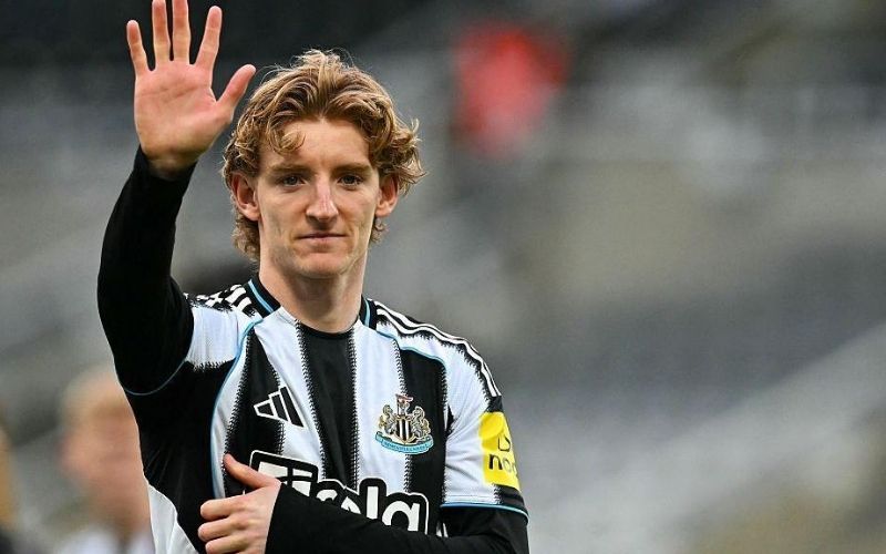 Anthony Gordon tiến bộ thần tốc dưới sự dìu dắt tại Newcastle