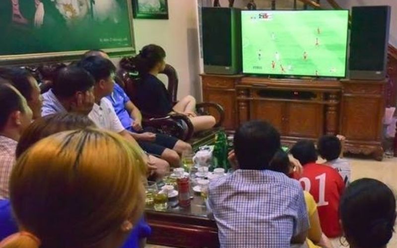 Sự gắn kết tình cảm gia đình qua những buổi tối cùng xem bóng đá