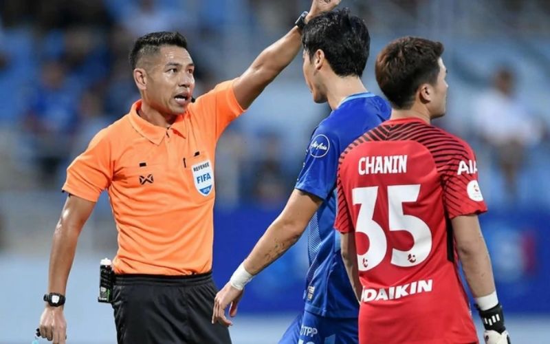 Tâm lý học đám đông và tầm ảnh hưởng của cổ động viên nhà đến trọng tài